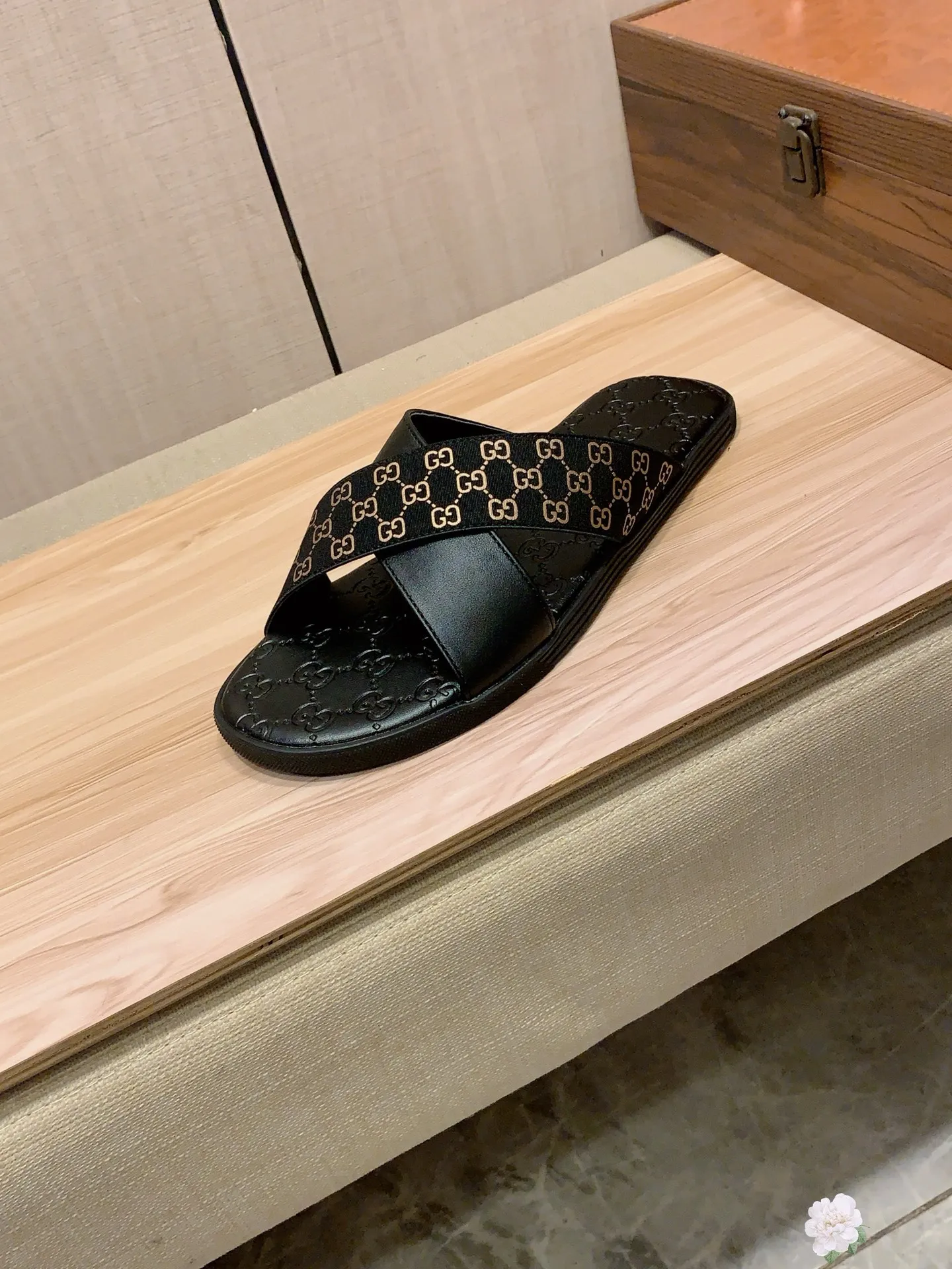 Slippers: New model: Factory price: 260💰💰🎩🎩🔥🔥《 Gucci* 》Series of slippers top purchasing agent🔍🔍Sold at the same time for men, original Italian imported webbing made of selected cowhide, exquisite workmanship,), sole: (super comfortable) original factory special sole, ⚠️exclusive double-layer movable molded sole super comfortable⚠️, real shot🎬the real thing is more beautiful🔍🔍266 regular code 38-44, can be ordered 45.